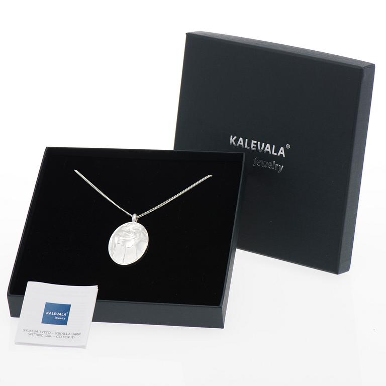 KIM SIMONSSON, RIIPUS, "Sylkevä tyttö - uskalla vain!", hopeaa. Kalevala Koru.