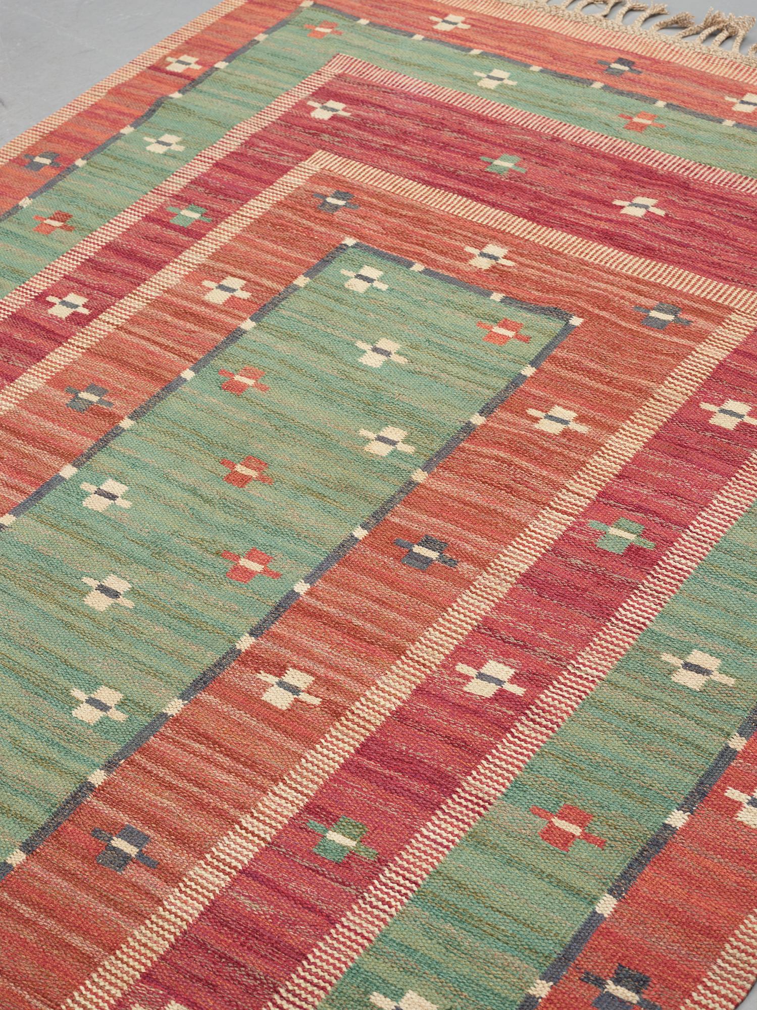 Märta Måås-Fjetterström, Matta, "Röda Bårdmattan", med grönt, rölakan, ca 292-293 x 194-200,5 cm, signerad AB MMF.