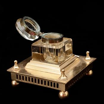 SKRIVBORDSGARNITYR, 4 delar, mässing, Gusum, 1900-talets första hälft.