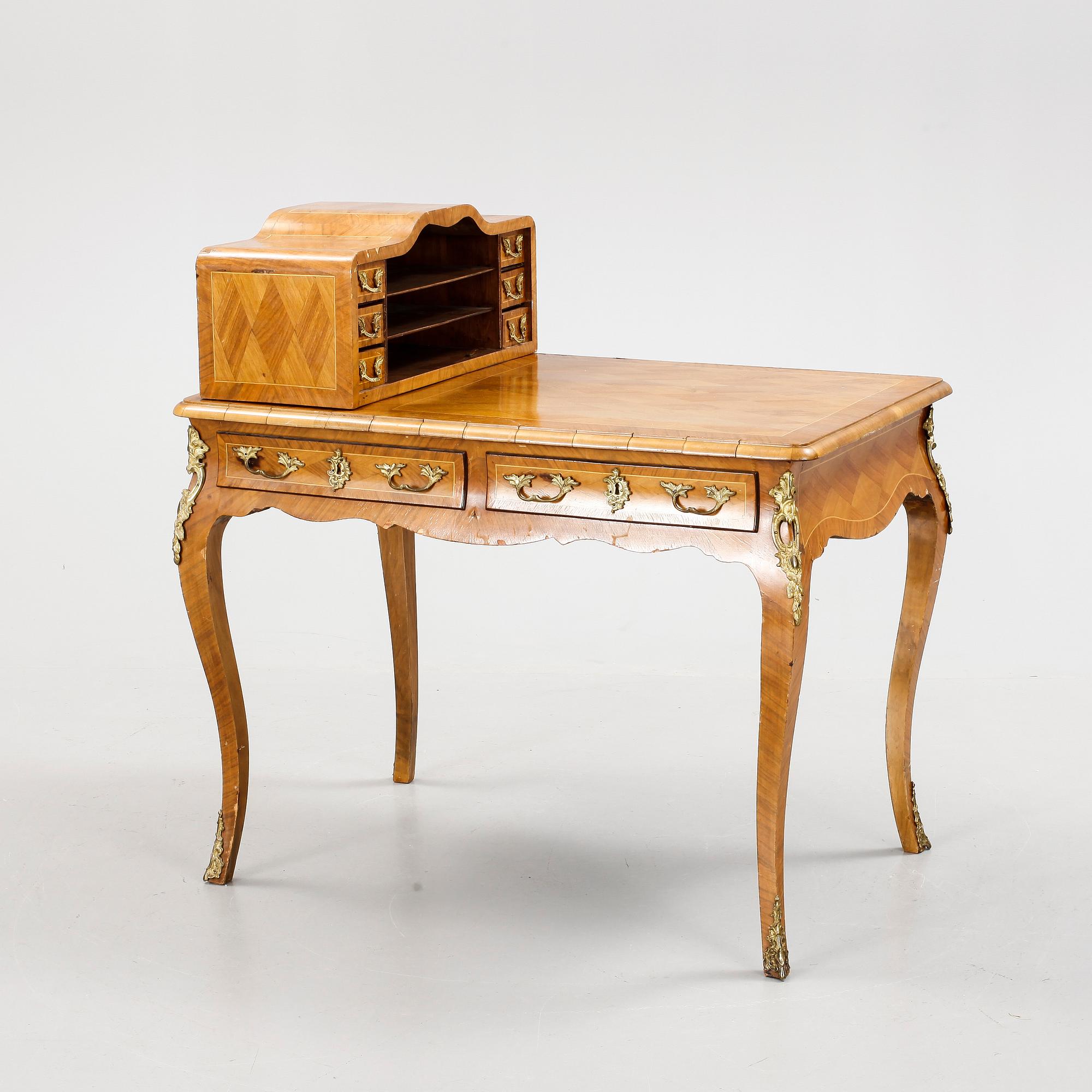 DAMSKRIVBORD, Rokokostil, 1900-talets början.