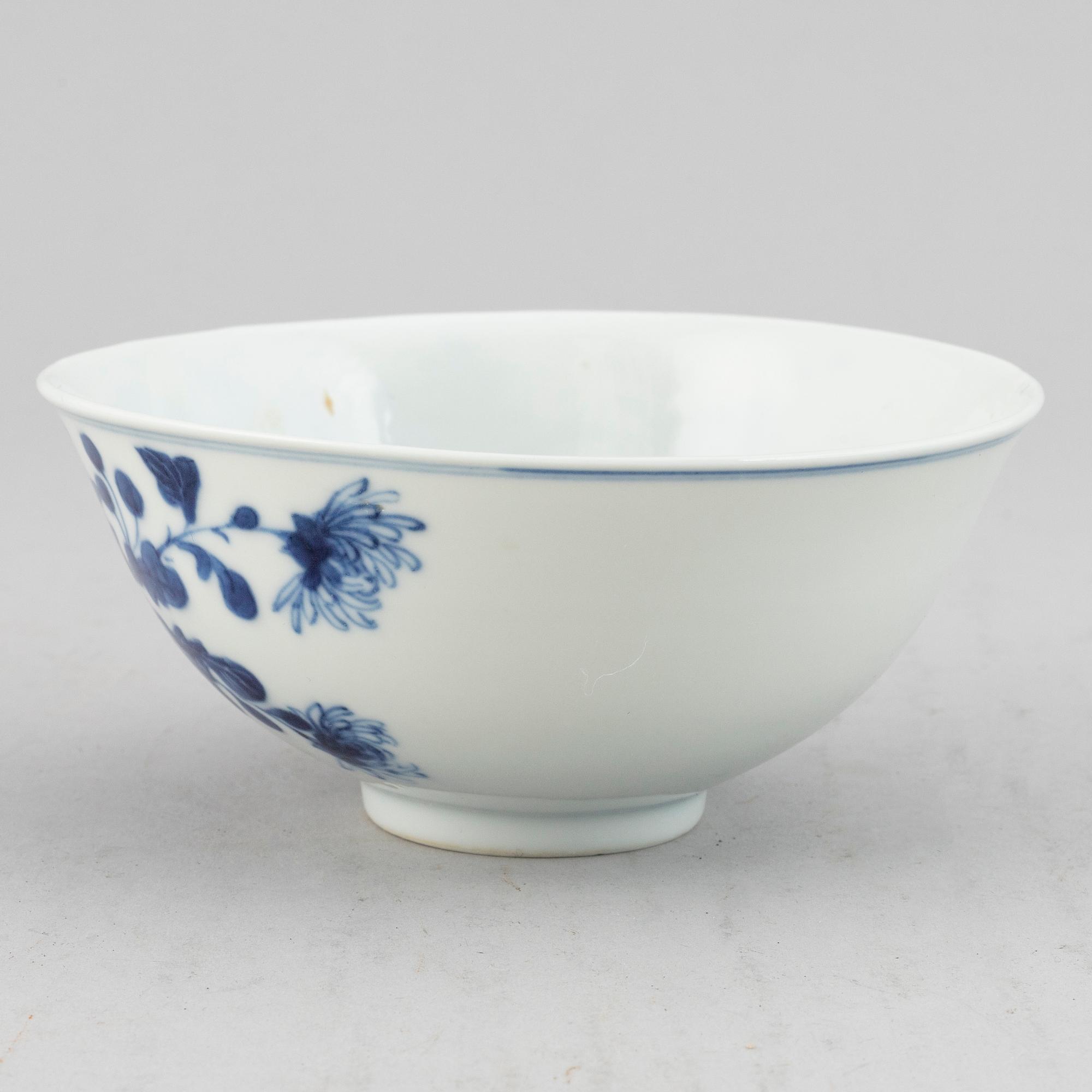 A blue and white bowl, Qing dynasty, late 19th century, with Guangxu mark to the base.