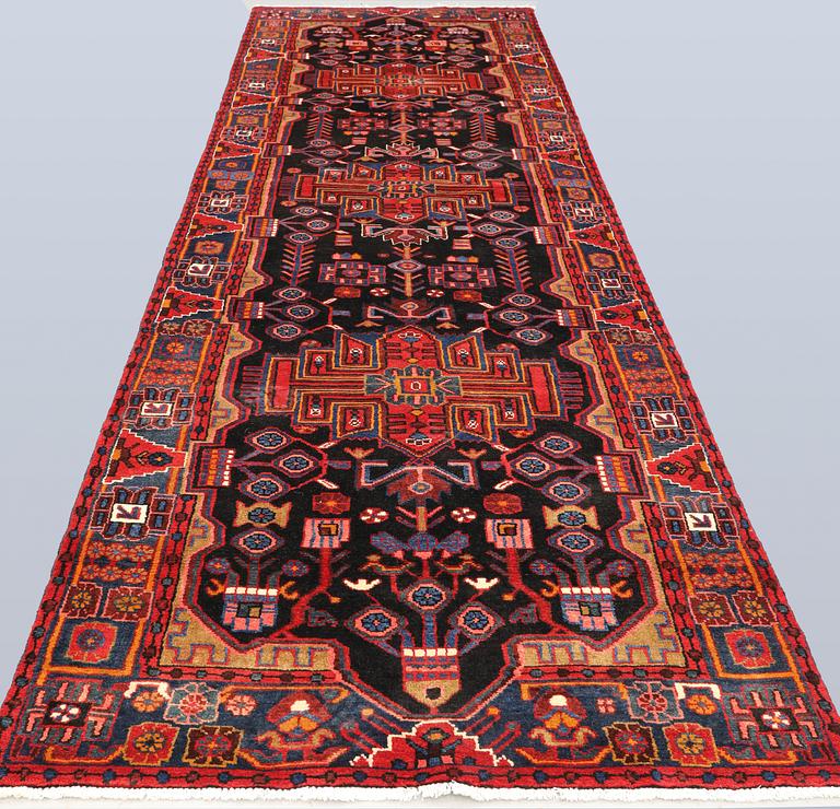 A Hamadan runner, approx. 440 x 118 cm.