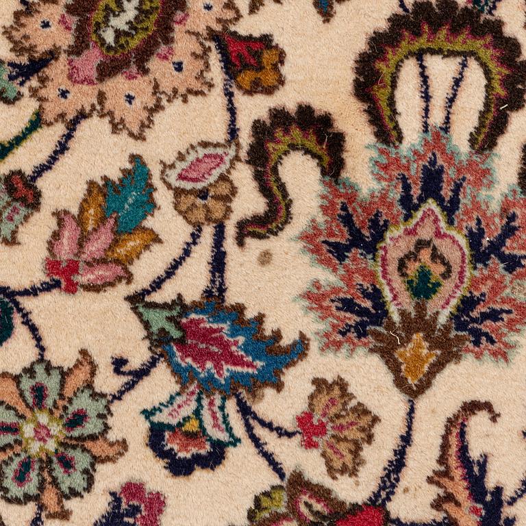 A Tabriz carpet, c. 292 x 210 cm.