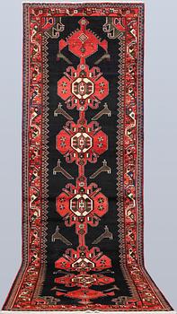 A Hamadan runner, approx. 408 x 130 cm.