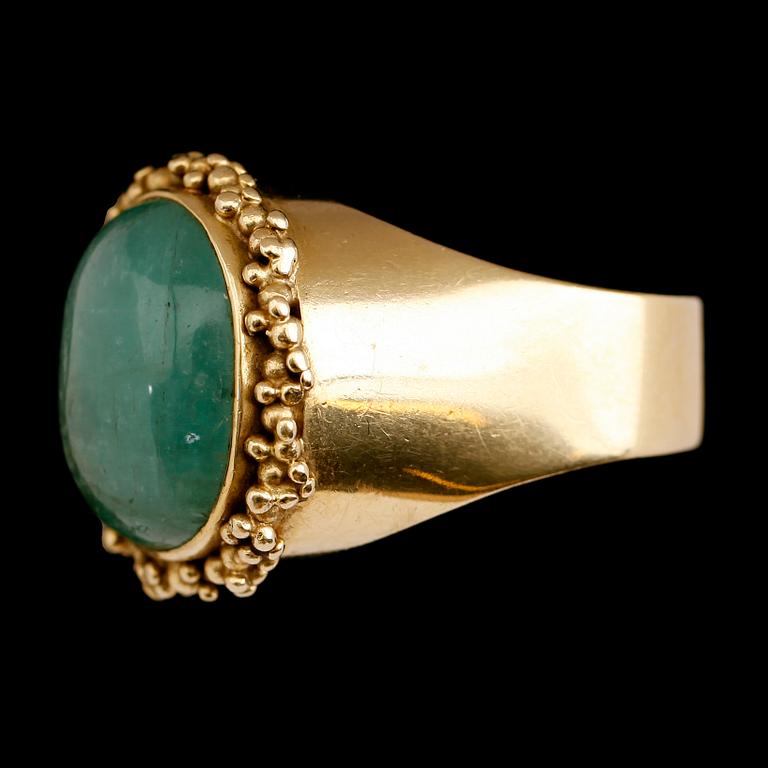RING, 18 k guld, smaragd. Total vikt ca 27 g.