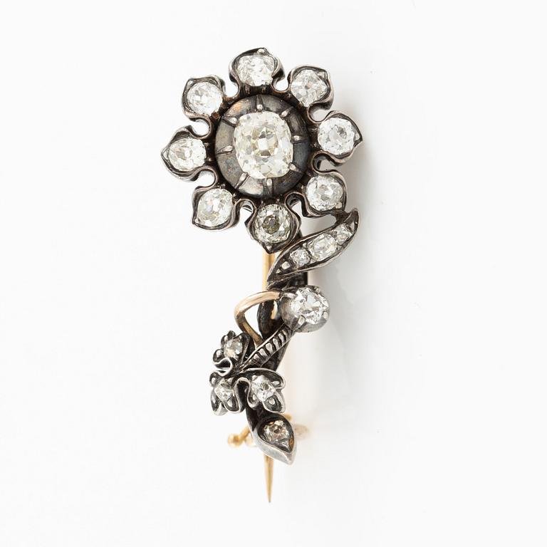 Brooch in the form of a flower, gold and silver with old-cut diamonds, 19th century.