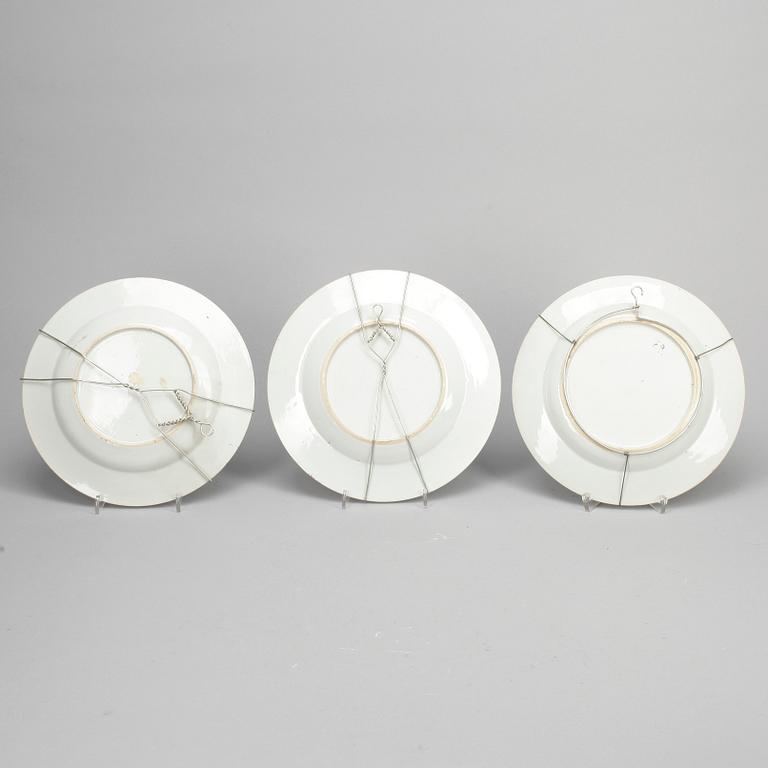 TALLRIKAR, 3 st, porslin, Kina, Qianlong (1736-95).