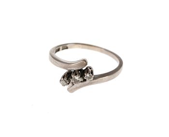 RING, 18k vitguld med tre briljant- och åttkantslipade diamanter, tot. ca 0.10 ct.