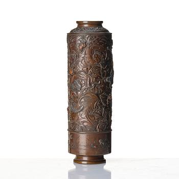 A Japanese bronze vase, Meiji preriod (1868-1912). Signed.