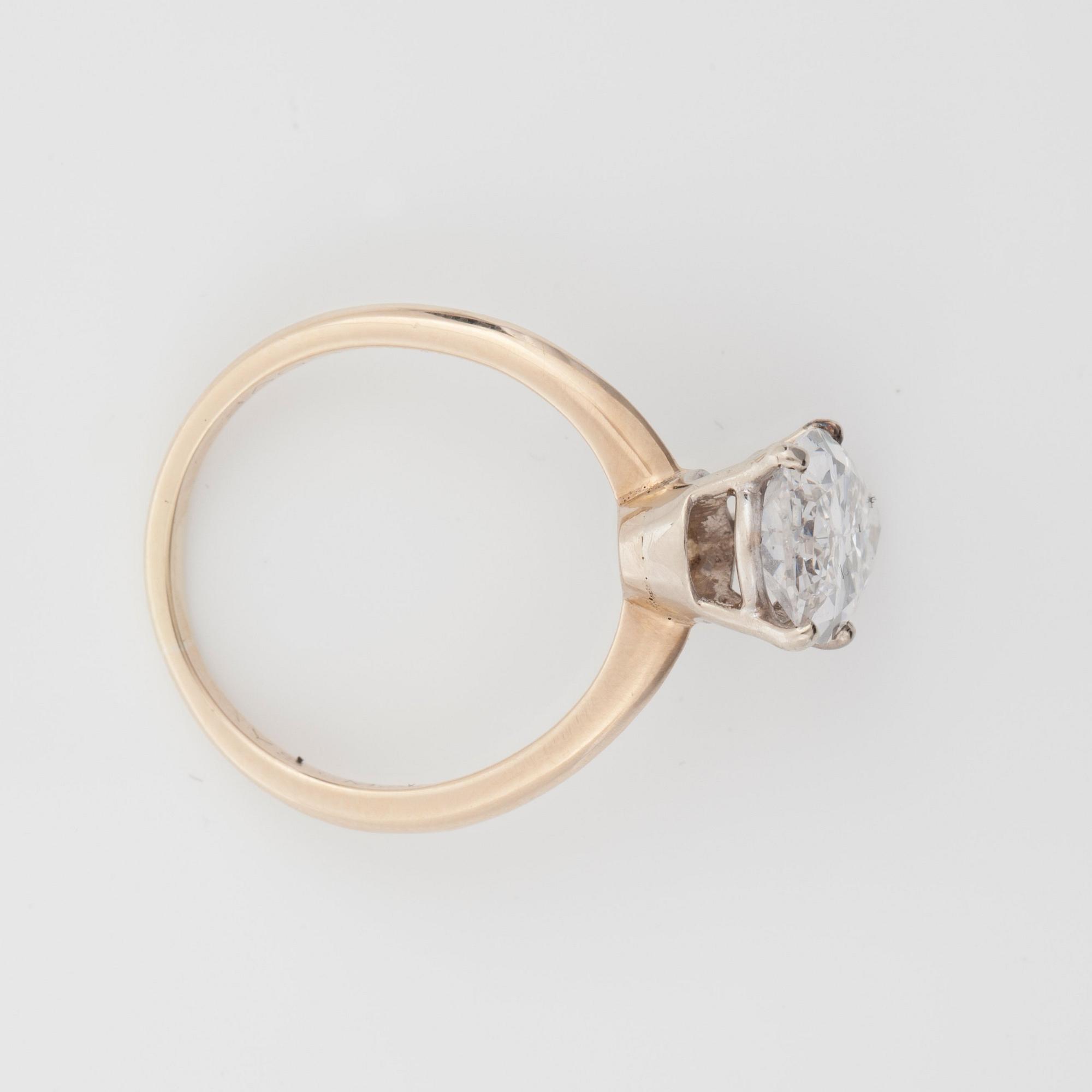 RING med droppformad diamant 3.42 ct. Kvalitet Natural Faint Pink/VS2 enligt certifikat från GIA.