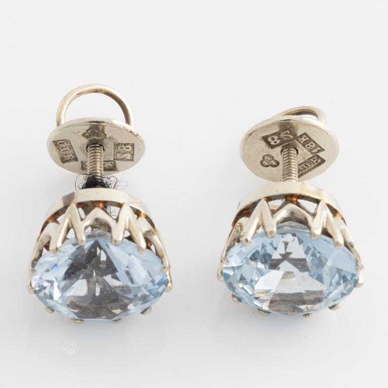 Örhängen, ett par, 18K vitguld med syntetiska blå spineller.