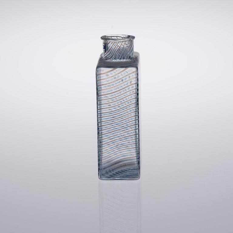 FLASKA, glas, signerad Kaj Franck, Nuutajärvi Notsjö 1981. Numrerad 353/1000.