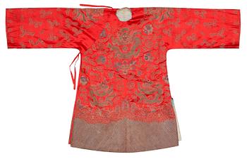 1184. A CHINESE ROBE, silk. Height 101,5 cm. Around 1900.