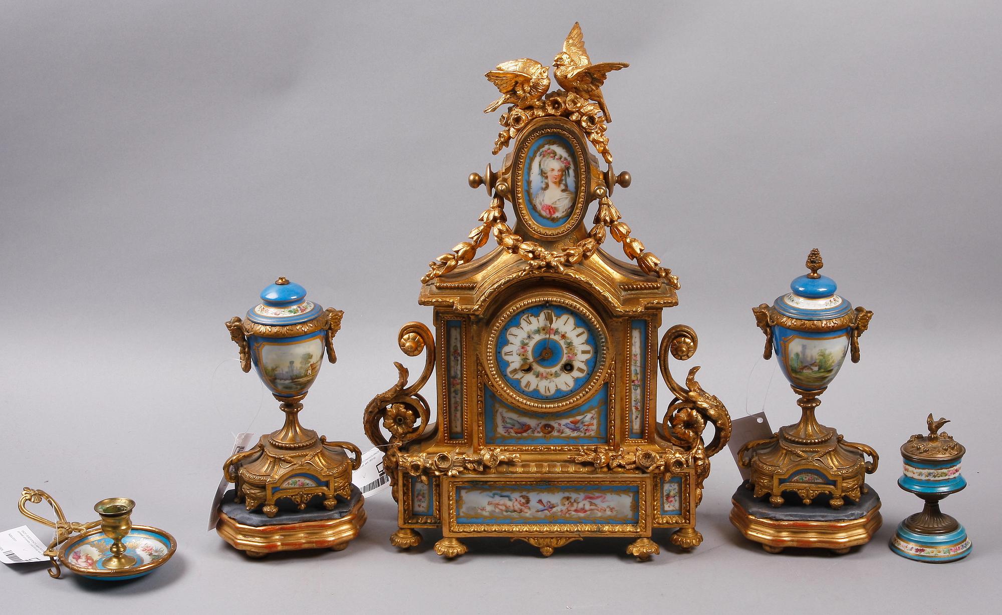 BORDSPENDYL samt PRYDNADSURNOR, gulmetall och porslin, Louis XVI-stil, sent 1800-tal.