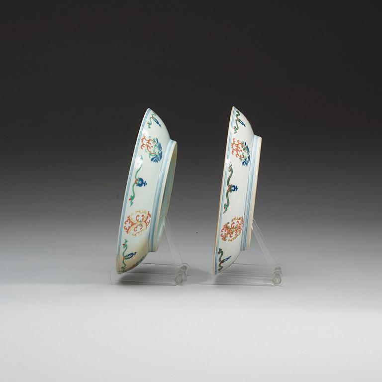 A pair of wucai dishes, Qing dynasty (1644-1912) with Qianlongs and Daoguang sealmarks.
