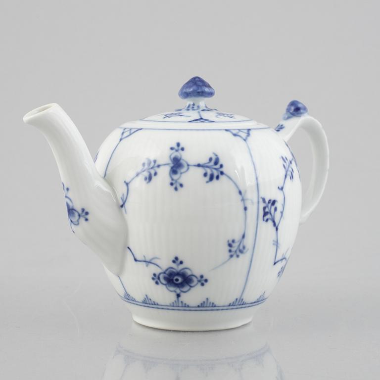 A 'Blue Fluted Plain' porcelain teapot, Royal Copenhagen, model 256, post 1923.