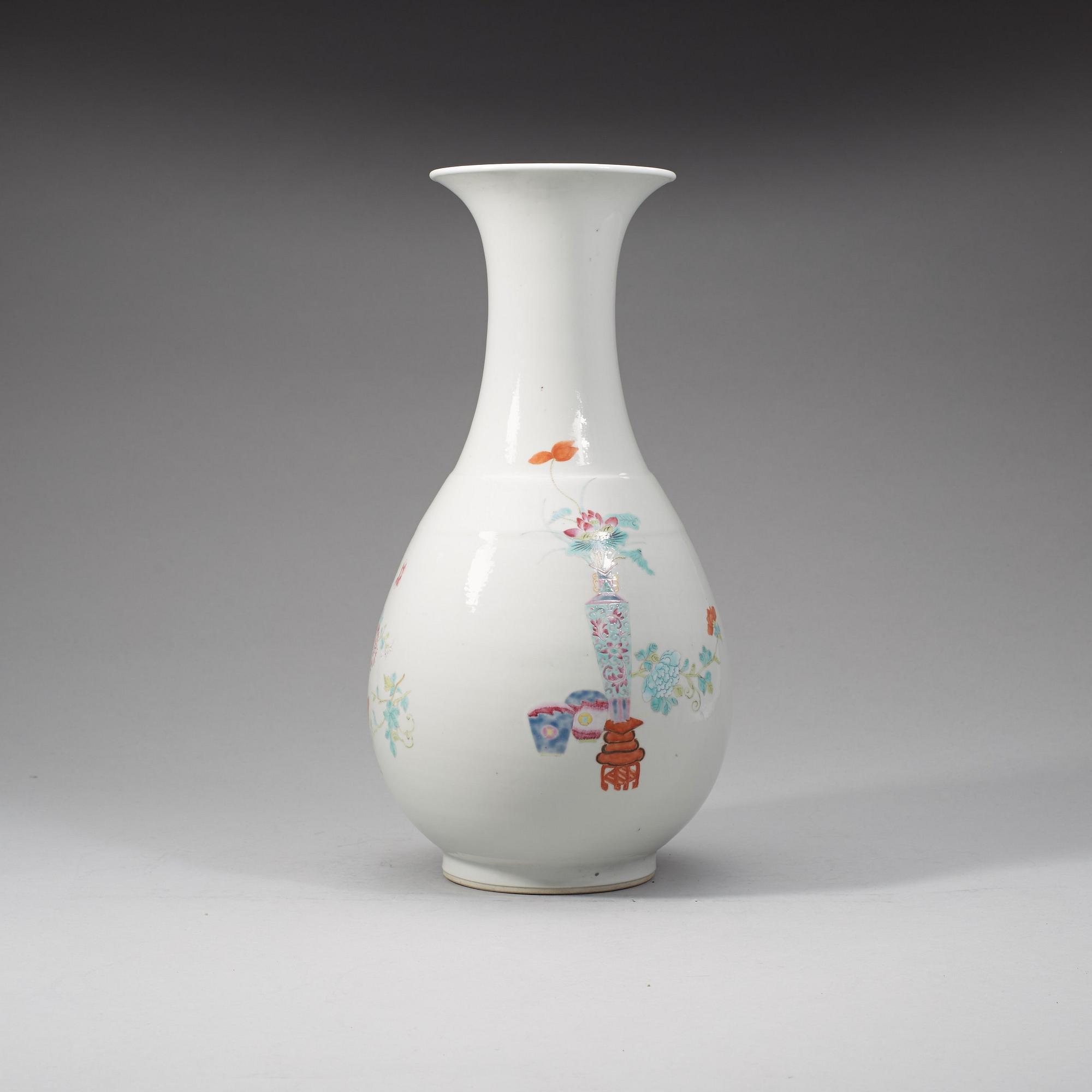 A Chinese famille rose vase, early 20th Century.