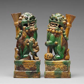 762. RÖKELSEHÅLLARE, ett par, biskviporslin. Qingdynastin, Kangxi (1662-1722).
