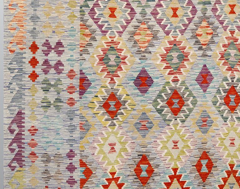 A Kilim carpet, c. 399 x 301 cm.