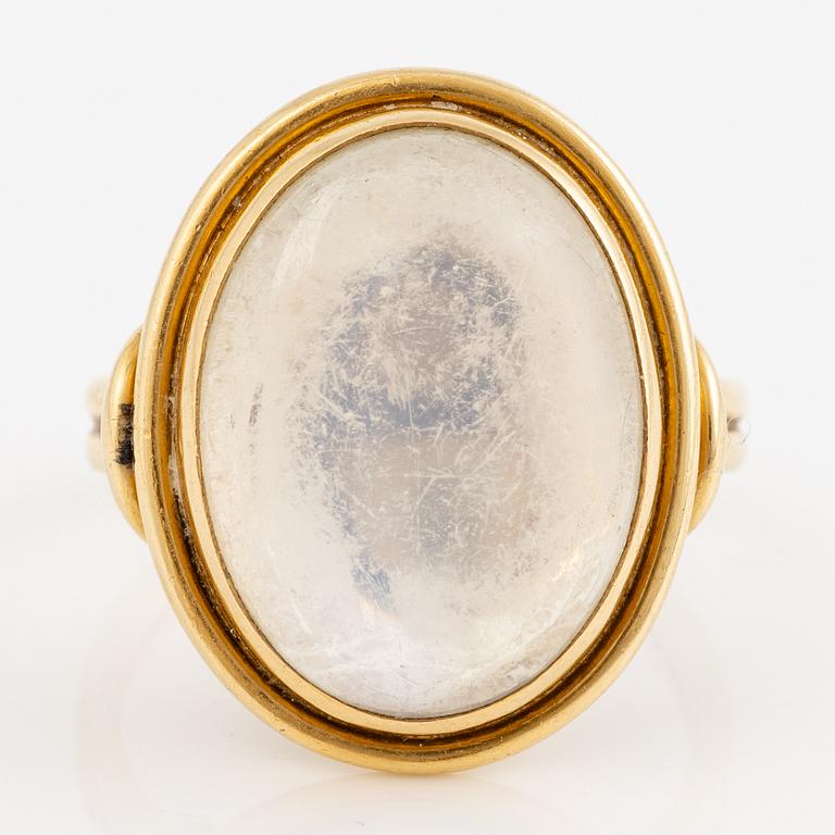 Ring 18K gold with moonstone.