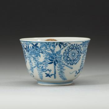 A blue and white cup, Qing dynasty Kangxi (1662-1722).