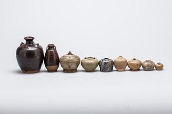 DIVERSE KERAMIK, 9 st, Sydostasien, troligen 1400-1500-tal.