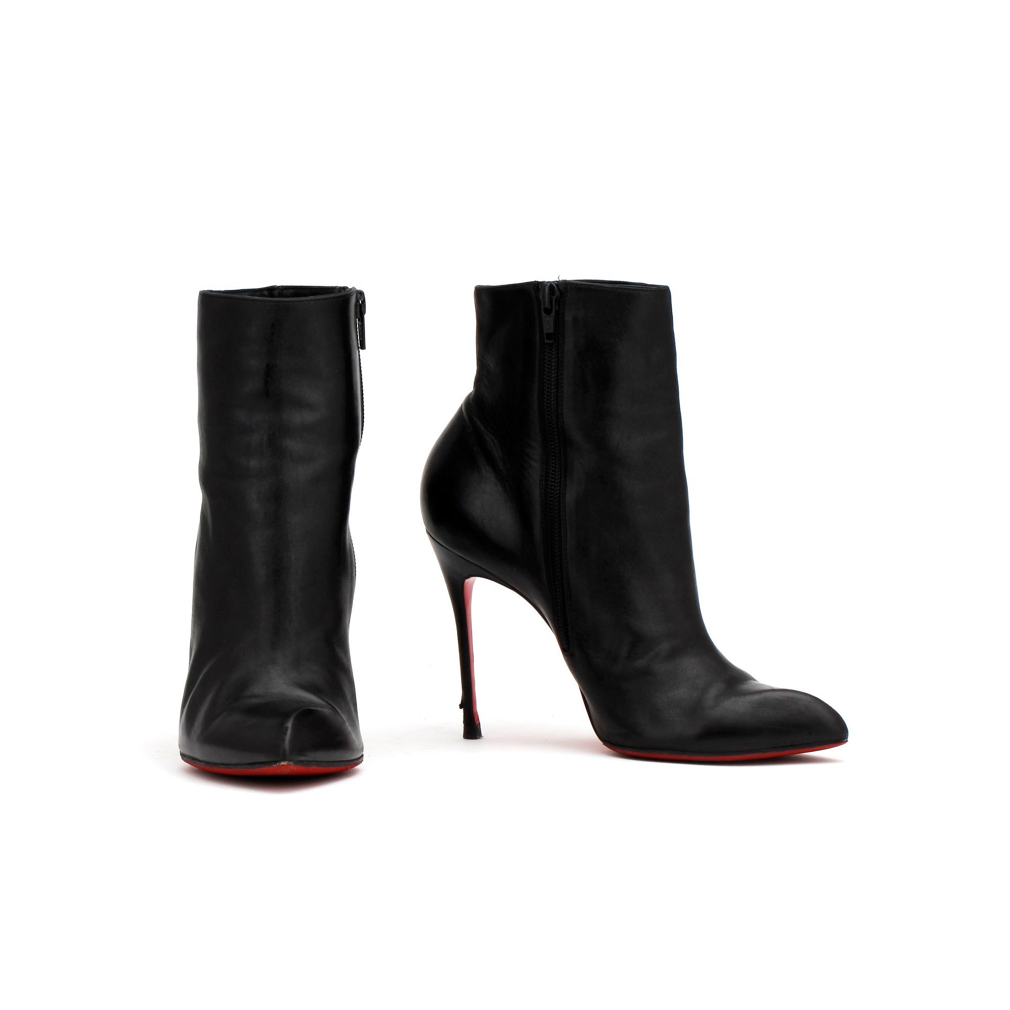 CHRISTIAN LOUBOUTIN, ett par skoletter. Storlek 37,5.