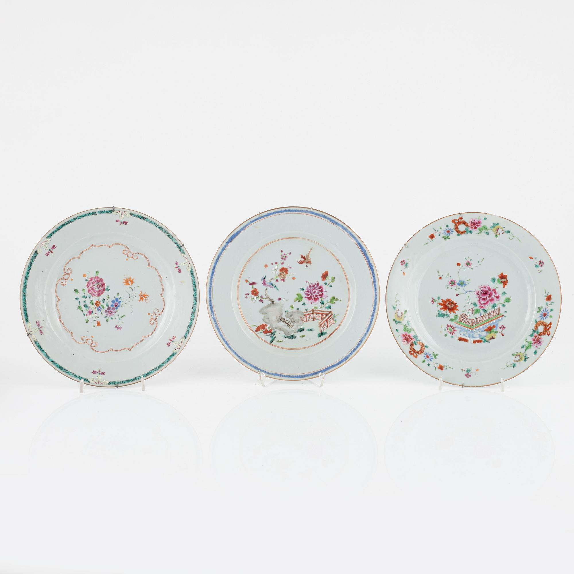 A set of 15 famille rose dinner plates, Qing dynasty, Qianlong and one Canton 19th Century.