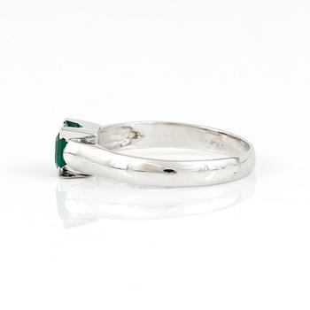 RING, 18K vitguld med smaragdslipad smaragd tot 0,77 ct. Vikt 3,01 gram.