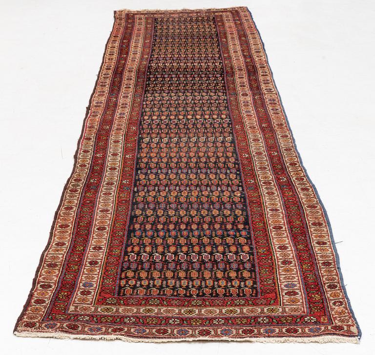 An antique runner carpet, approx. 400 x 93 cm.