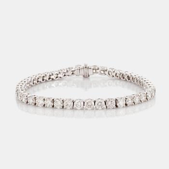 611. ARMBAND med 45 briljantslipade diamanter totalt ca 11.42 ct. Kvalitet ca G-H/VS-SI.