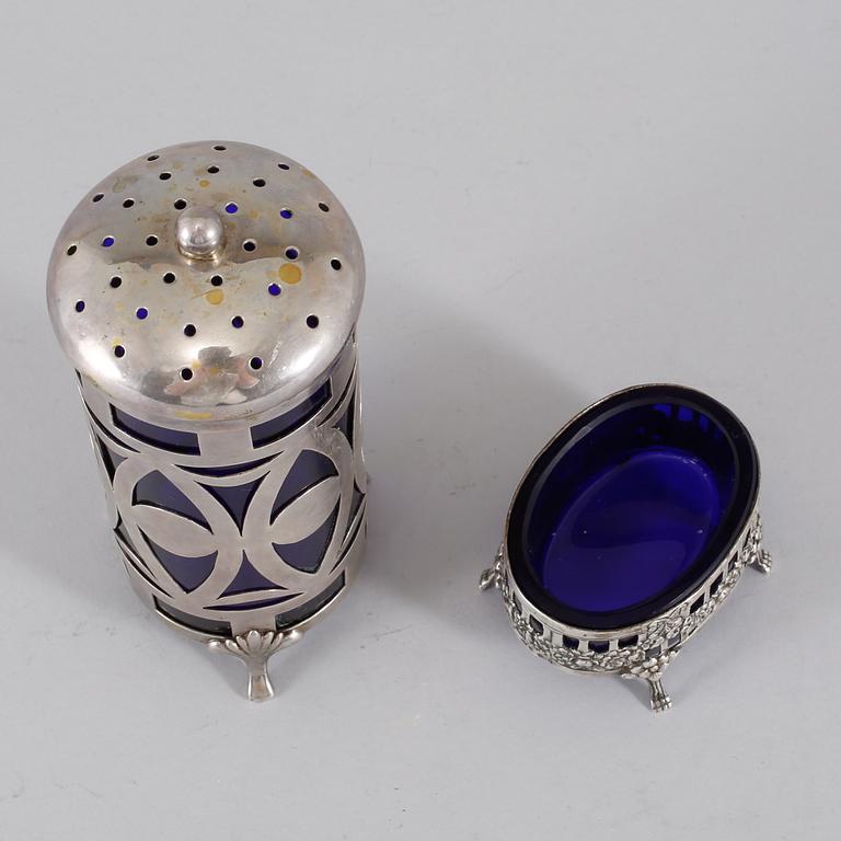 STRÖARE och SALTKAR, silver och glas, Göteborg 1935 respektive svenska importstämplar.
