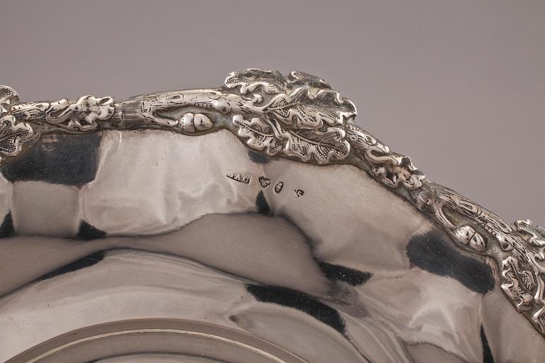 SÅSSKÅL PÅ FAT, silver, Gustaf Adolf Cedergren, Stockholm 1859. Tot. v. 490 g.