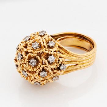 A WA Bolin ring in 18K gold set with round brilliant-cut diamonds.
