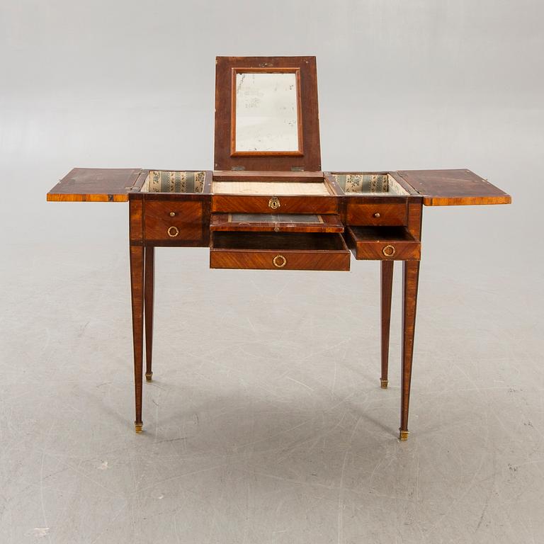 A Louis XVI dressing table around 1800.