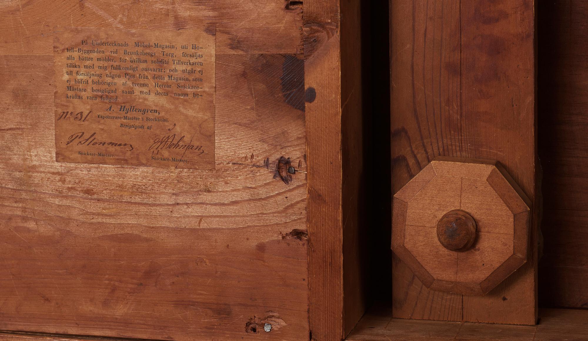 SPELBORD, ett par, Karl Johan. Stockholm. En etikettmärkt tapetserare A. Hyllengren.