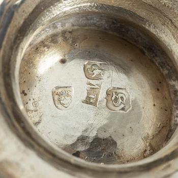 Thomas Wallis I, pokal, silver, London, England 1773 och Thomas Northcote, sked, silver, London, England 1789.