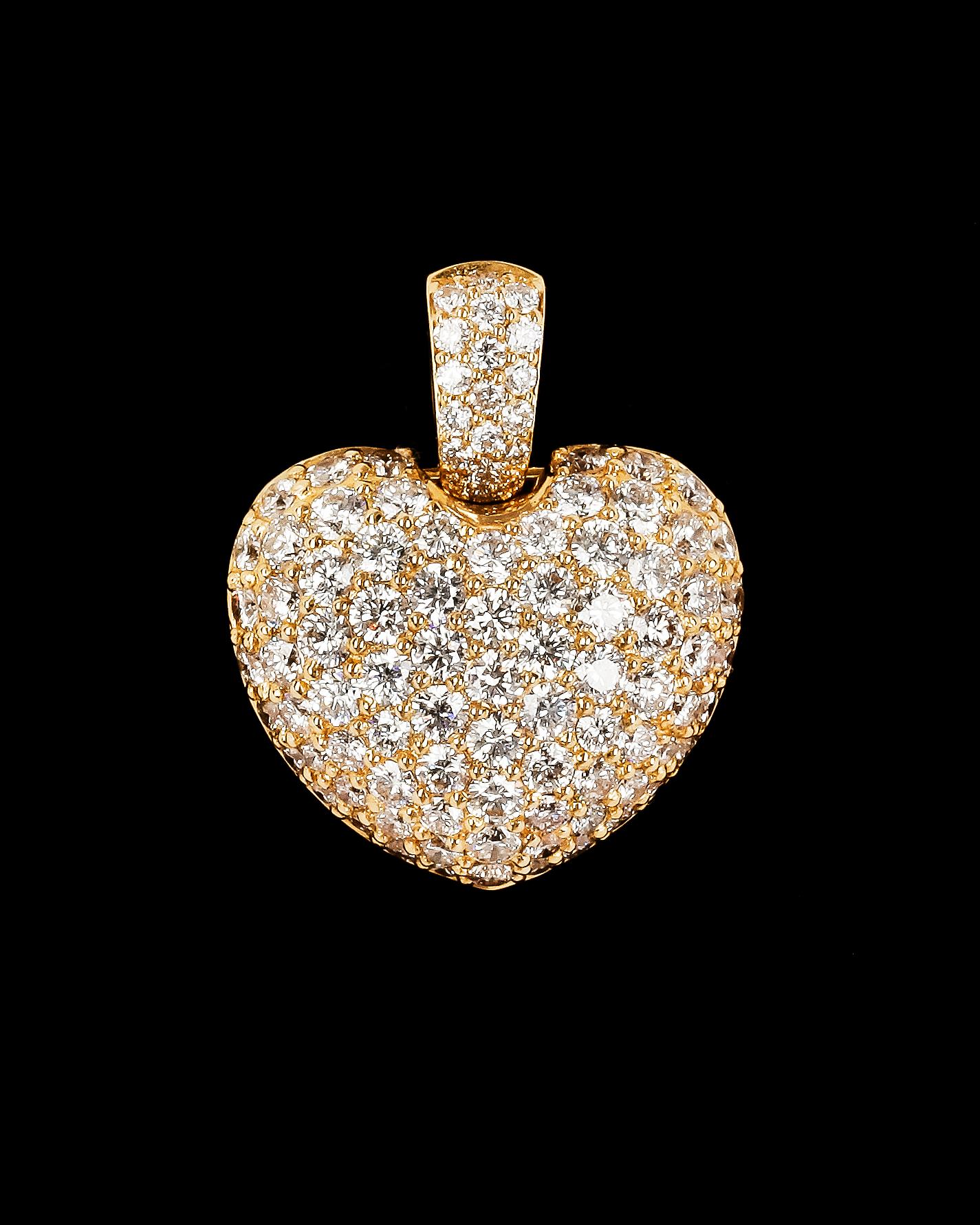 PENDANT, 100 brilliant cut diamonds, tot. 2.01 cts, shape of heart.