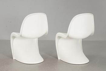 STOLAR, ett par, "Panton chair", Verner Panton för Vitra, formgivna 1960.