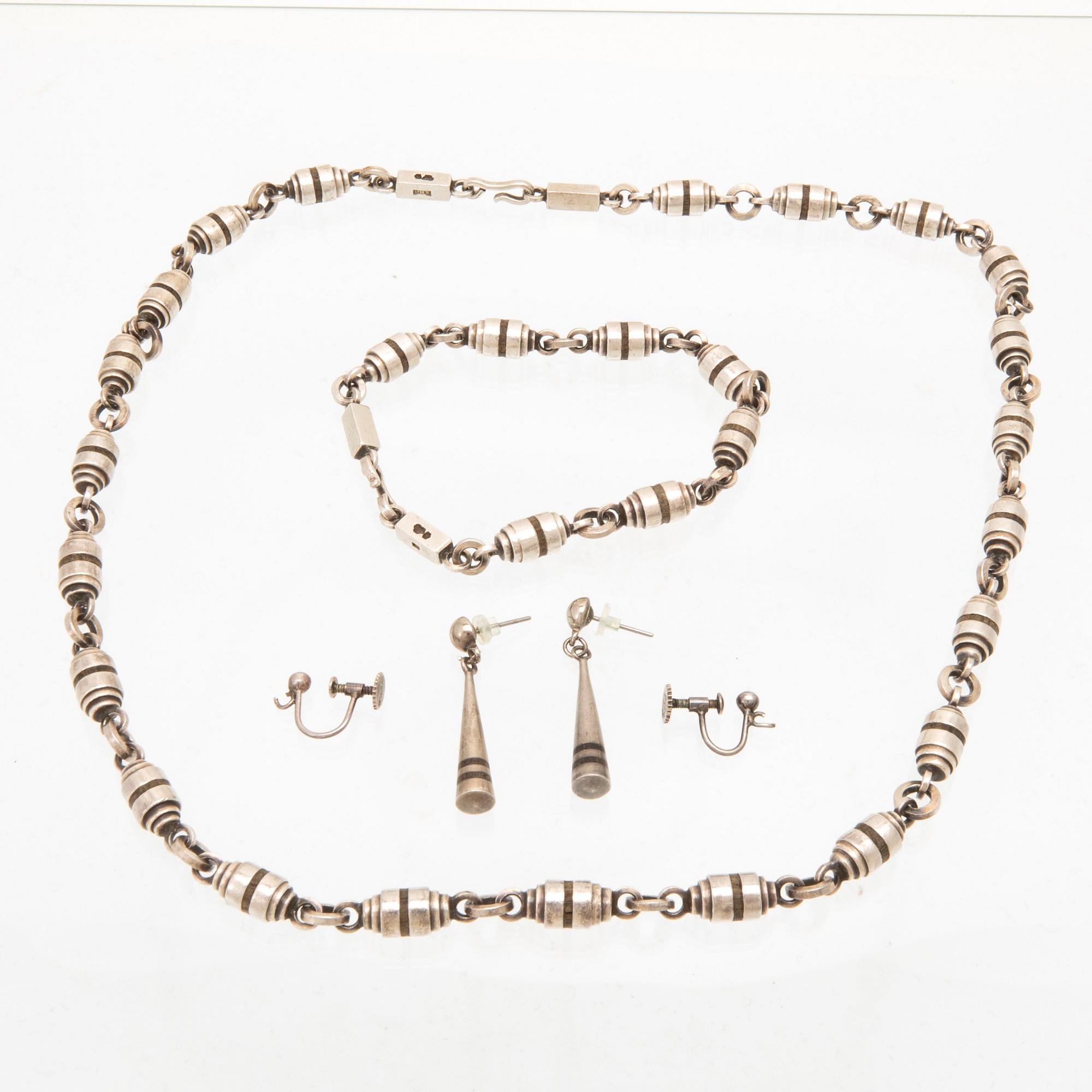 Halsband, örhängen och armband i silver med svartek från skeppsvrak, Stig Bjerre Landskrona 1951.