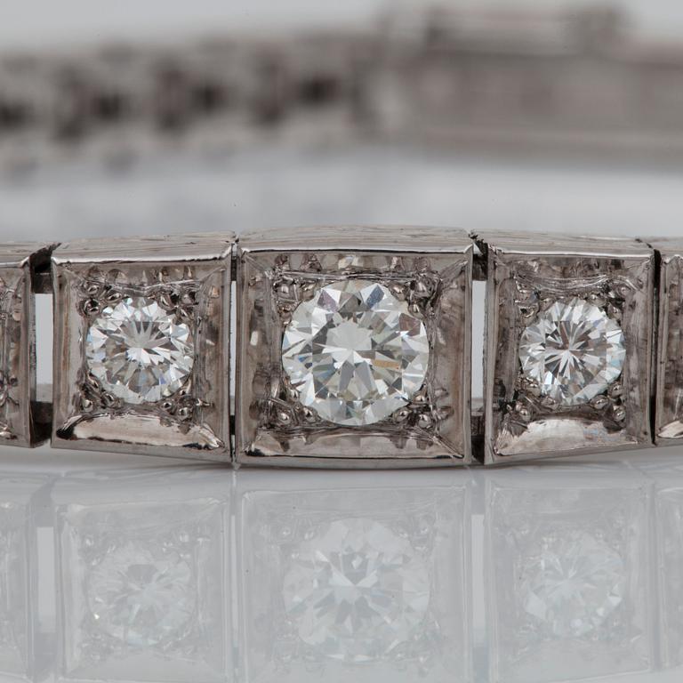 A brilliant-cut diamond bracelet. Total carat weight of diamonds circa 3.75 cts.