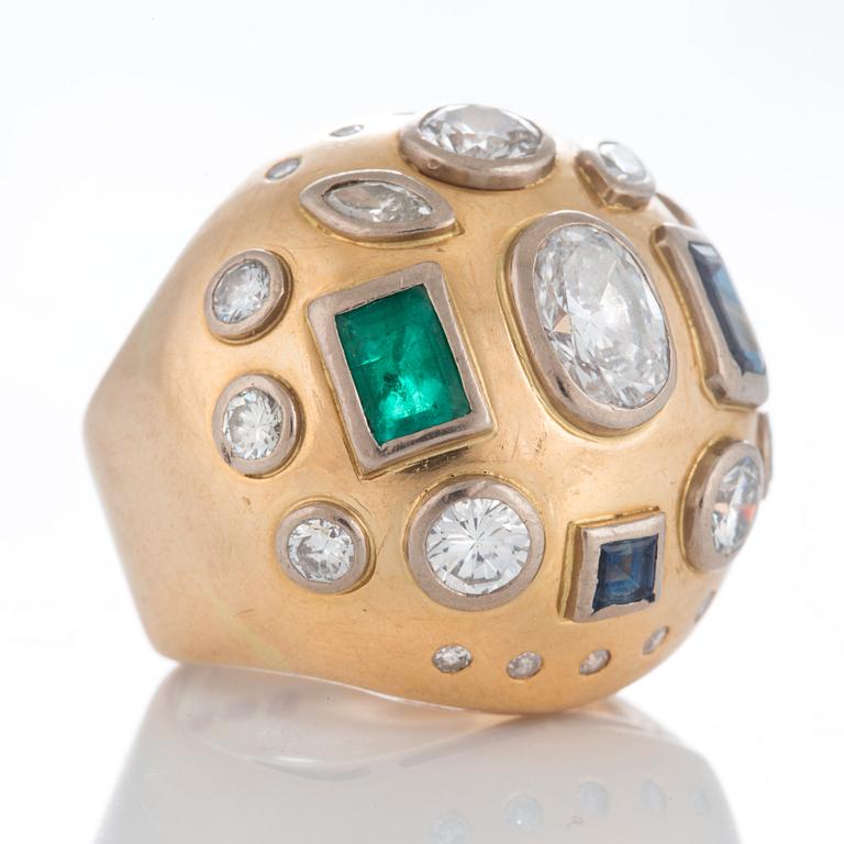 Ring med briljantslipade diamanter i olika former med total vikt ca 3 ct samt safirer och en smaragd.