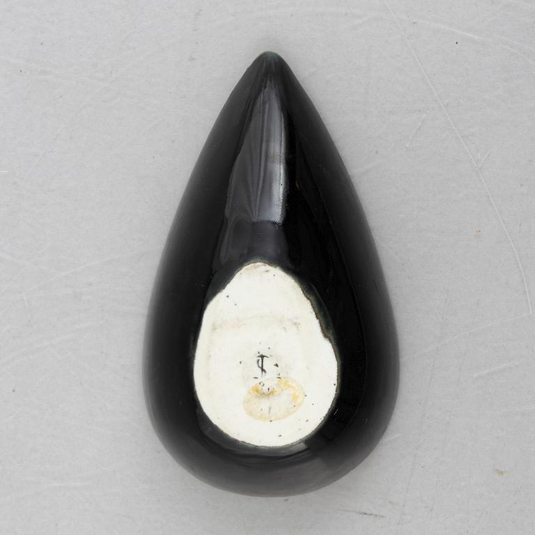 Lisa Larson, askfat och väggrelief ur serien "Harlekin" och ljusstake ur serien "Advent", Gustavsberg.