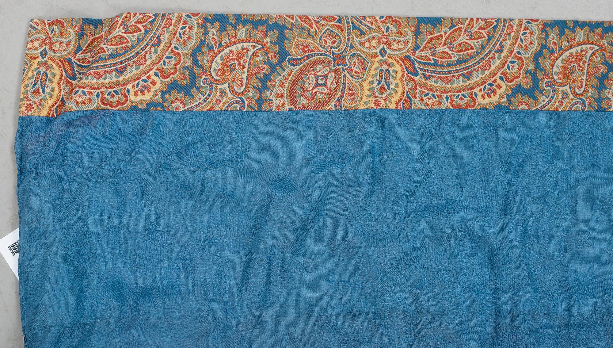 A BEDSPREAD, A BEDSKIRT AND CURTAINS 2 pcs. Probably Rubelli, second half of the 20th century.