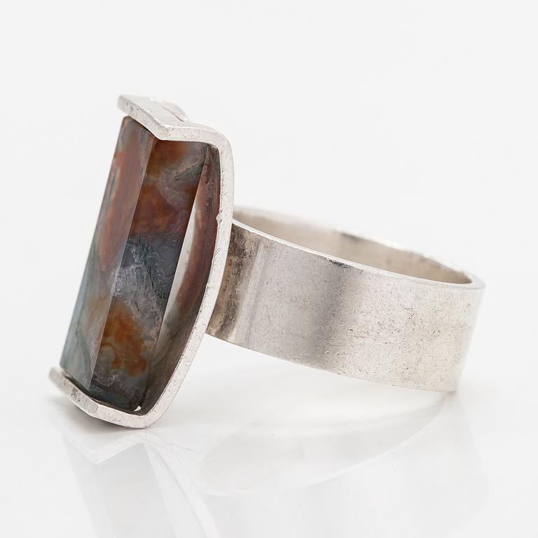 Elis Kauppi, Ring, sterlingsilver och mossagat. Kupittaan kulta, Åbo.