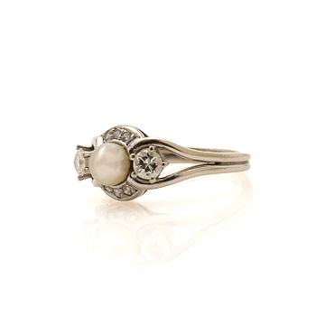Ring, 18k,  med pärla och briljanter.