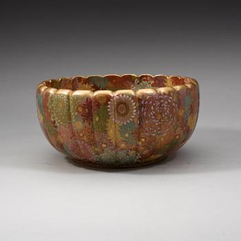 A large Japanese Satsuma bowl, Meiji period (1868-1912).