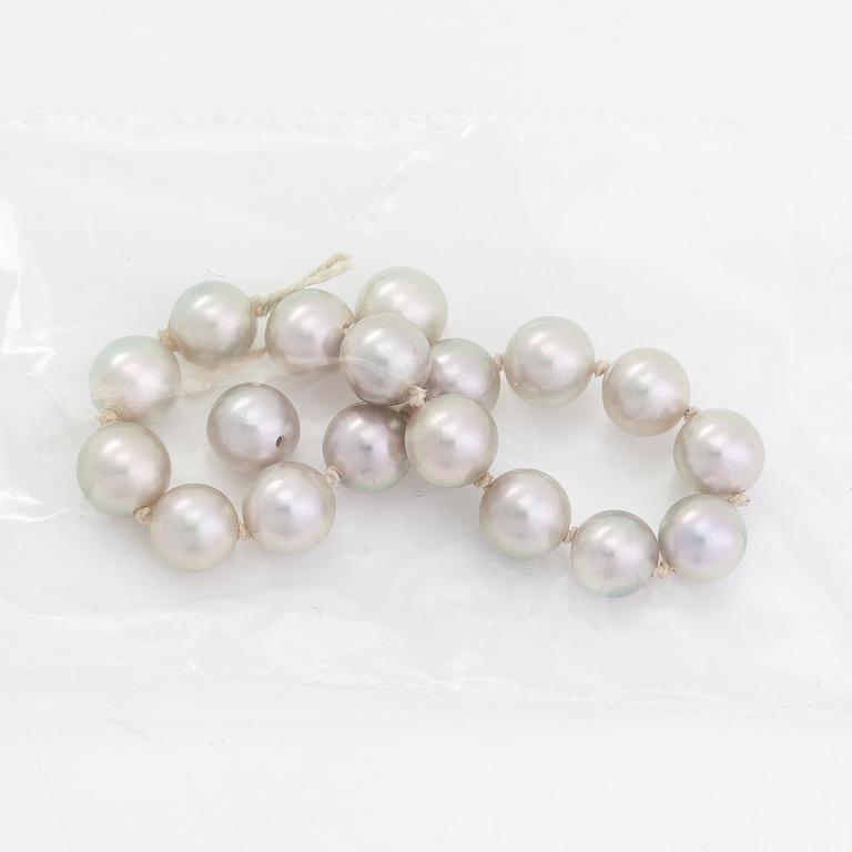 A pearl collier and earrings, 18K white gold, sterling silver and cultuted pearls.