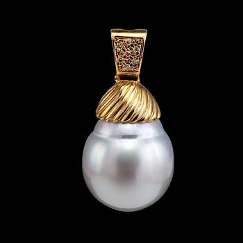 74. A NECKLACE, 18K gold. A drop shaped South Sea pearl Ø 15 mm and 7 brilliant cut diamonds tot. 0,03 ct.
