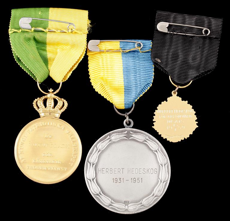MEDALJER, 3st, en 18k guld, Kungliga Patriotiska Sällskapet, 1943. Vikt ca 30g.